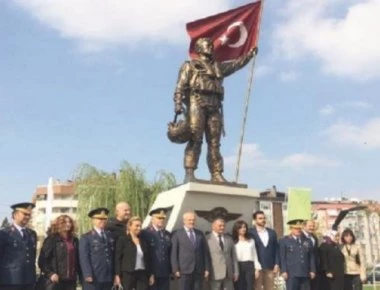 Οι Τούρκοι έστησαν άγαλμα στον πιλότο Ναΐλ Ερντογάν που έπεσε ενώ παραβίαζε τον ελληνικό εναέριο χώρο